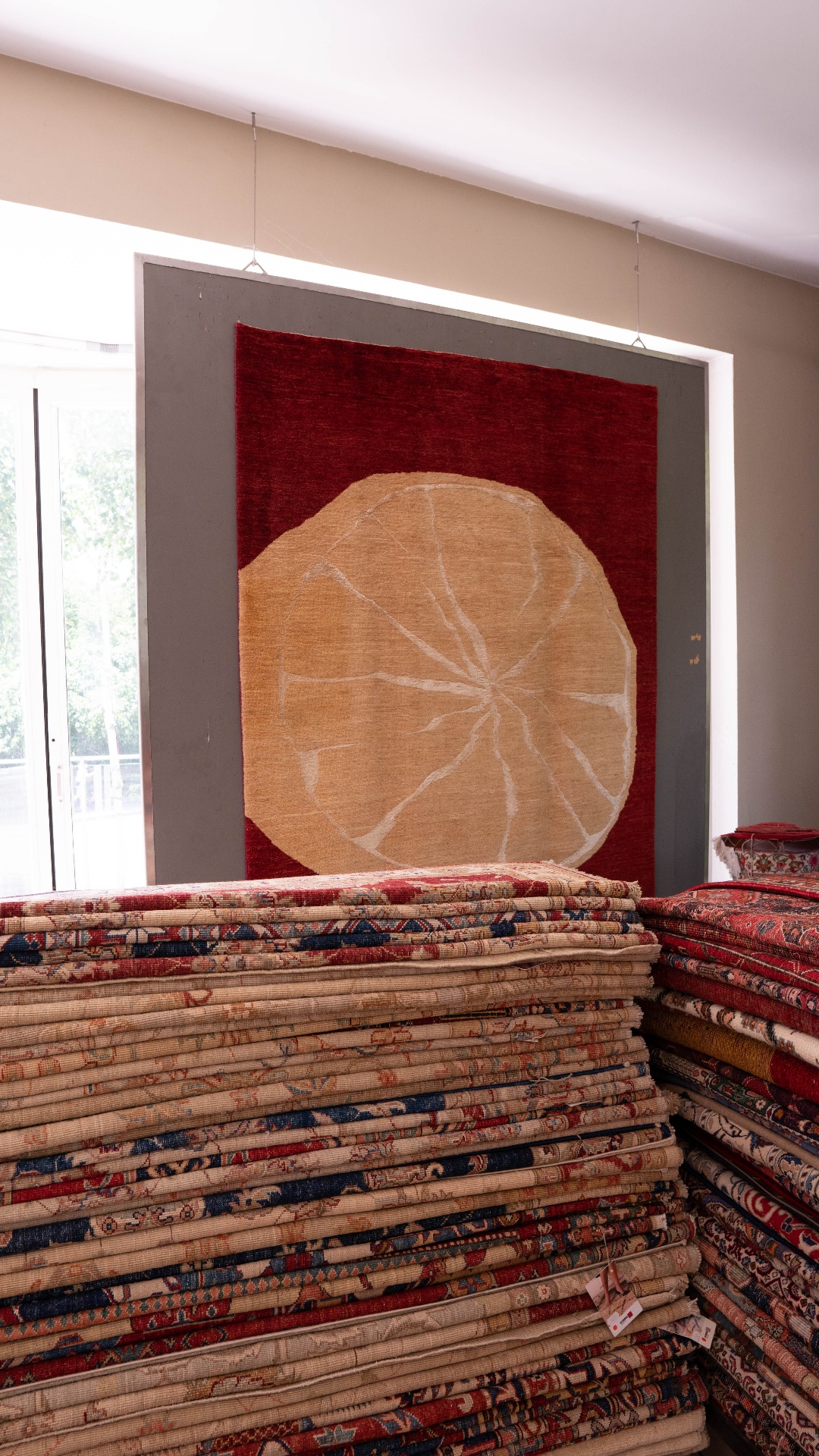 Moderner Designer-Teppich mit abstraktem Kreis-Motiv – Khodai Graz