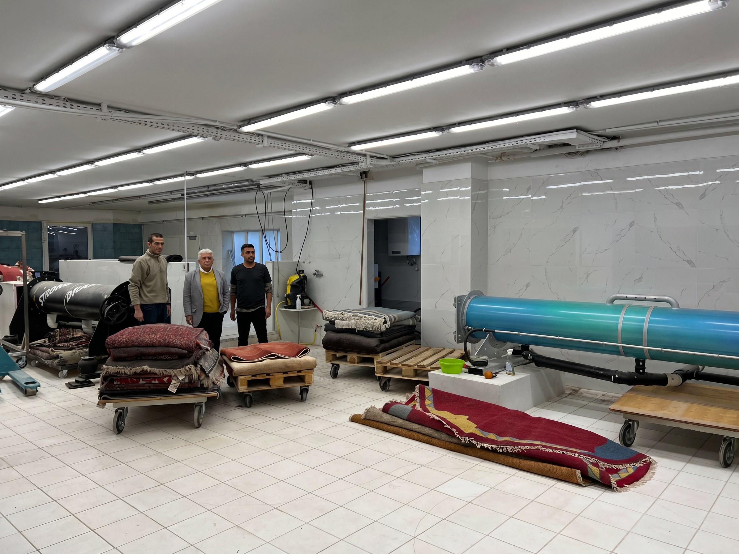 Werkstatt der Teppichreinigung Khodai in Graz mit Klopfmaschine und Team