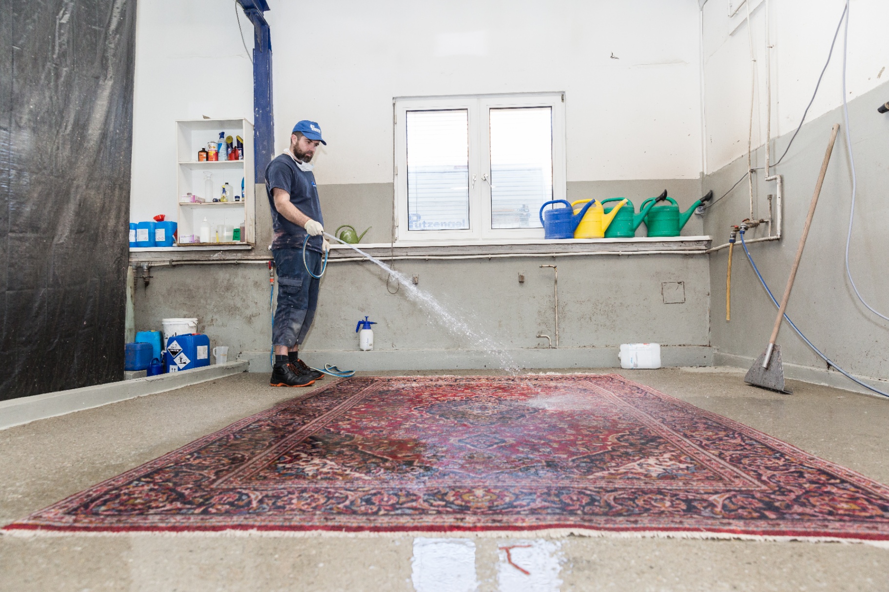 Vorreinigung eines Orientteppichs mit Hochdruckreiniger – Khodai Graz
