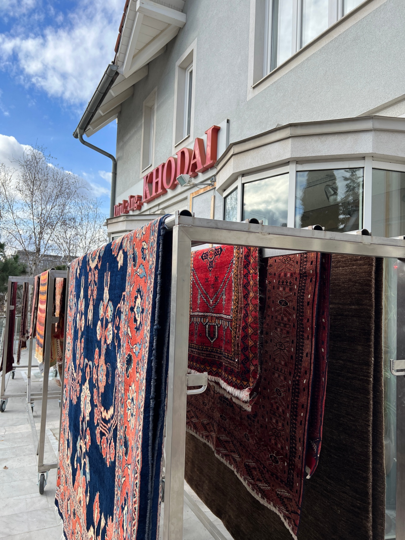 Teppiche bei natürlicher Lufttrocknung vor dem Khodai Fachgeschäft in Graz